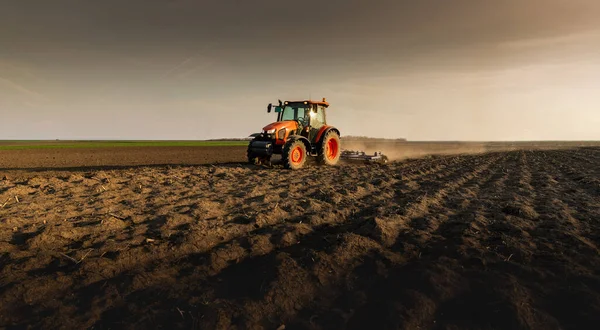 Agricultor Preparando Campo Tractor Listo Para Primavera — Foto de Stock