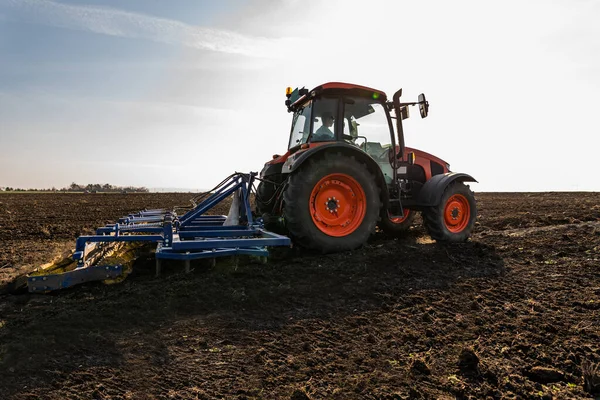 Agricultor Preparando Campo Tractor Listo Para Primavera — Foto de Stock