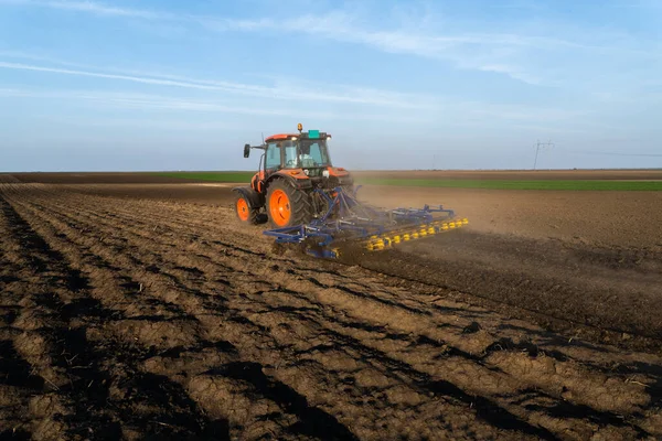 Agricultor Preparando Campo Tractor Listo Para Primavera — Foto de Stock