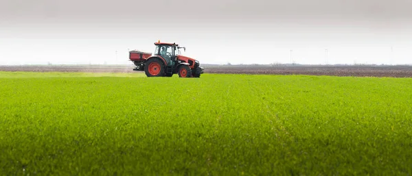 人工肥料を広げるトラクター — ストック写真