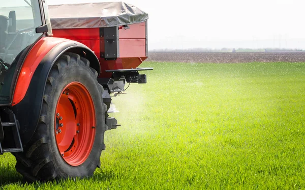 Traktor Streut Kunstdünger Aus Verkehr Landwirtschaft — Stockfoto