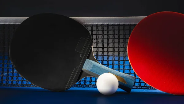 Zwei Tischtennisschläger Und Bälle Auf Einem Blauen Tisch Mit Netz — Stockfoto