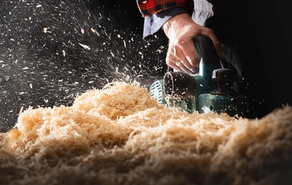 Trabajador Cepillando Una Mesa Madera Con Plano Eléctrico — Foto de Stock