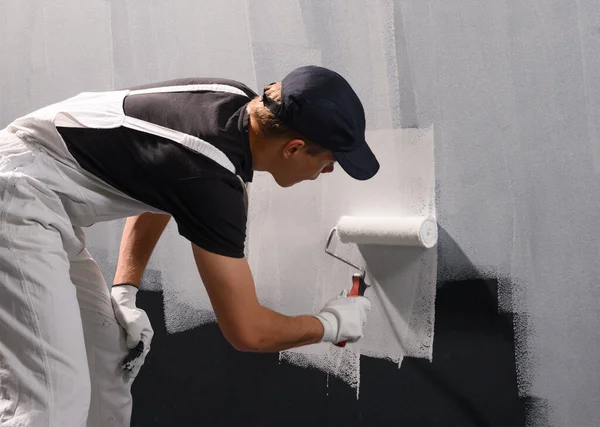 白い色の壁を描く男性の装飾家 — ストック写真