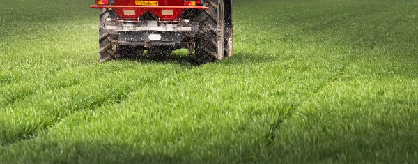 Traktor Streut Kunstdünger Aus Verkehr Landwirtschaft — Stockfoto