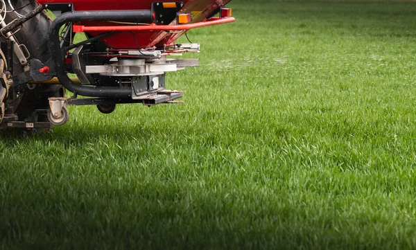 Traktor Streut Kunstdünger Aus Verkehr Landwirtschaft — Stockfoto