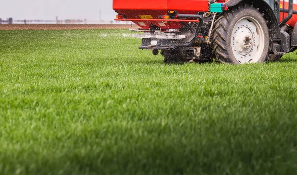 Tractor Propagando Fertilizantes Artificiales Transportes Agricultura — Foto de Stock