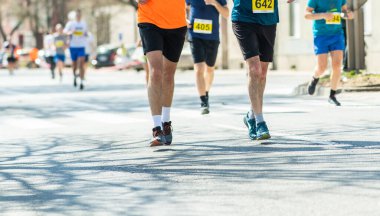 maraton yarışı, insanlar ayak yolu üzerinde çalışan