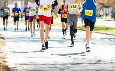 maraton yarışı, insanlar ayak yolu üzerinde çalışan.