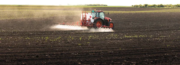Tractor Pulverización Pesticidas Campo Con Pulverizador — Foto de Stock