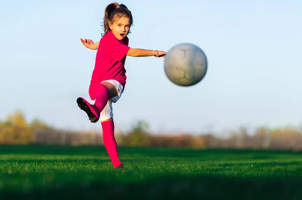 Kleines Mädchen Trainiert Auf Hallenfußballplatz — Stockfoto