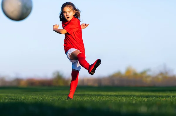 Kleines Mädchen Trainiert Auf Hallenfußballplatz — Stockfoto