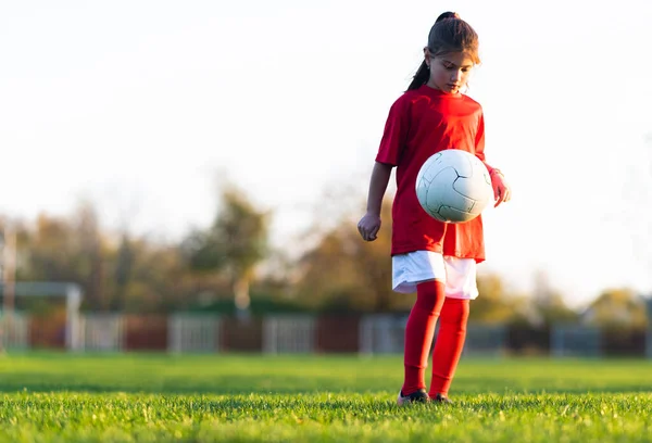Mała Dziewczynka Trenuje Boisku Piłki Nożnej — Zdjęcie stockowe