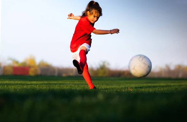 Kleines Mädchen Trainiert Auf Hallenfußballplatz — Stockfoto