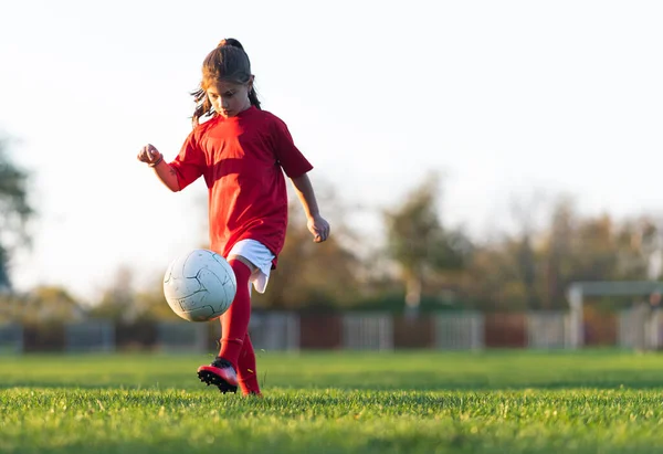 Liten Flicka Tränar Inomhus Fotbollsplan — Stockfoto