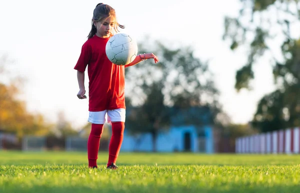 小さな女の子は屋内サッカー場で訓練しています — ストック写真