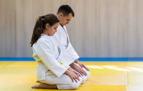 Bojová Umění Sportovní Muž Dívka Bílém Kimono Vlak Judo — Stock fotografie