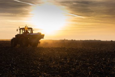 Traktör yapay gübre yayıyor. Ulaşım, tarım.