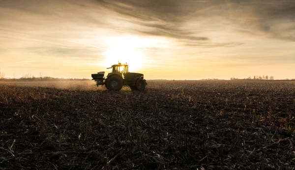 Traktor Streut Kunstdünger Aus Verkehr Landwirtschaft — Stockfoto