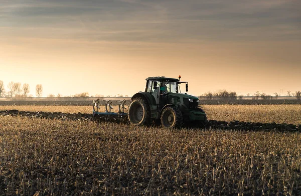 Traktor Plogar Fältet Kvällen Vid Solnedgången — Stockfoto