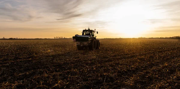 Traktor Streut Kunstdünger Aus Verkehr Landwirtschaft — Stockfoto