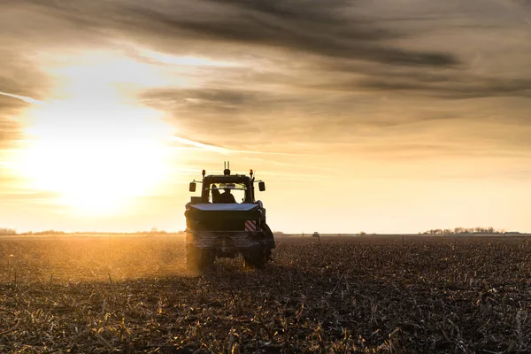 Tractor Propagando Fertilizantes Artificiales Transportes Agricultura — Foto de Stock