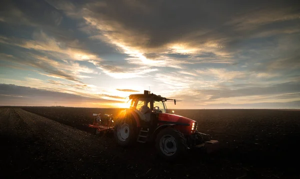 Trator Arado Campo Noite Pôr Sol — Fotografia de Stock