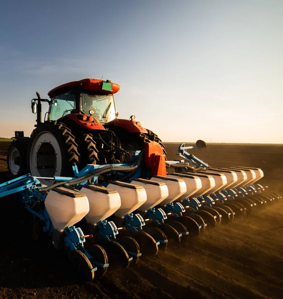 Petani Dengan Penanaman Traktor Menanam Tanaman Lahan Pertanian Tanaman Gandum — Stok Foto