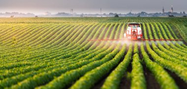 Pestisitler soya sahada püskürtücü ile bahar püskürtme traktör