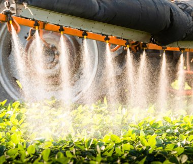 Pestisitler soya sahada püskürtücü ile bahar püskürtme traktör