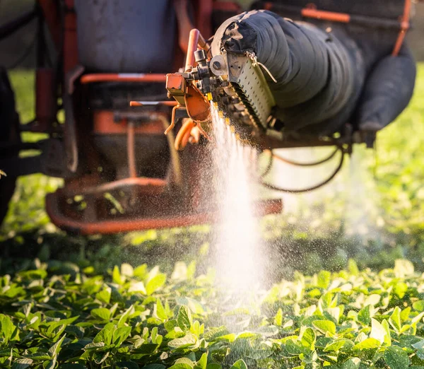 Пестициды Трактора Соевом Поле Распылителем Весной — стоковое фото