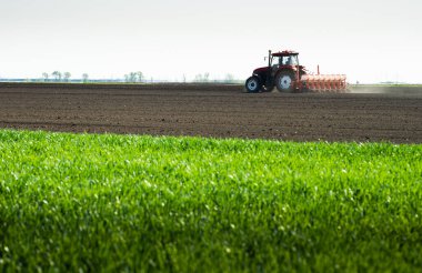 Tarım makineleri - mısır ekimi için traktör ve ekici