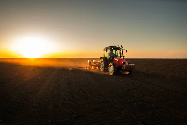 Boer Met Trekker Zaaien Zaaien Gewassen Landbouwgebied Planten Tarwe — Stockfoto