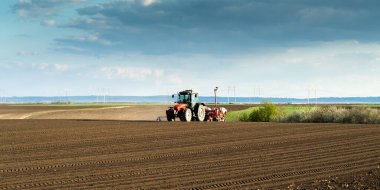 Tarım makineleri - mısır ekimi için traktör ve ekici