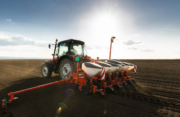 Landbruksmaskiner Traktor Såmann Såing Mais – stockfoto