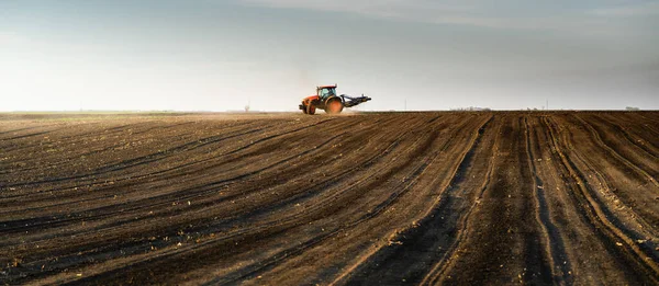 Een Boer Een Tractor Bereidt Zijn Veld Voor Als Zon — Stockfoto
