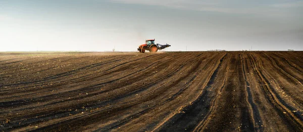 Farmer Tractor Prepares His Field Sun Begins Set — Stock Photo, Image