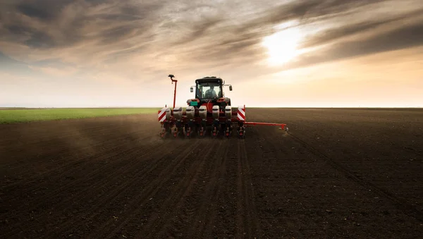 Farmář Výsevem Traktoru Výsev Plodin Zemědělských Polích Jaře — Stock fotografie