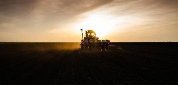 Boer Met Trekker Zaaien Zaaien Van Gewassen Landbouwvelden Het Voorjaar — Stockfoto