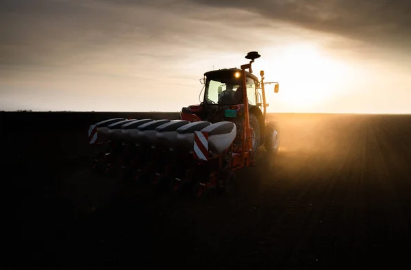Landwirt Mit Traktoraussaat Aussaat Von Feldfrüchten Frühjahr — Stockfoto