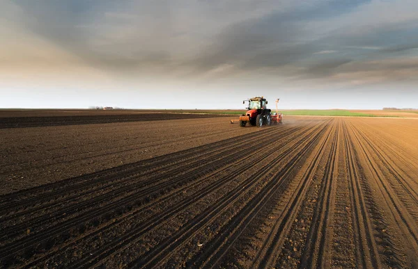 Jordbrukare Med Traktorsådd Sådd Åkrar Våren — Stockfoto