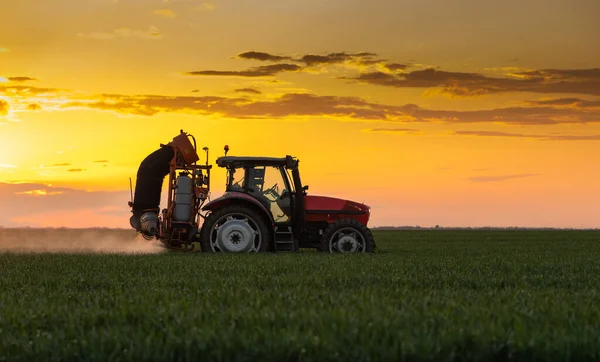 Traktor Versprüht Pestizide Auf Der Grünen Wiese — Stockfoto