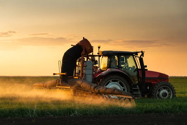 Tractor Die Pesticiden Spuit Een Groen Veld — Stockfoto