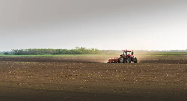 Agriculteur Avec Semis Tracteur Semis Cultures Dans Les Champs Agricoles — Photo