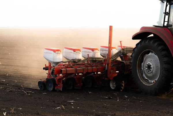 Petani Dengan Penanaman Traktor Menanam Tanaman Lahan Pertanian Pada Musim — Stok Foto