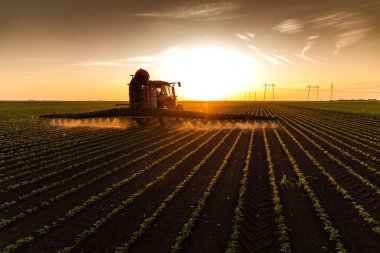 Pestisitler soya sahada püskürtücü ile bahar püskürtme traktör