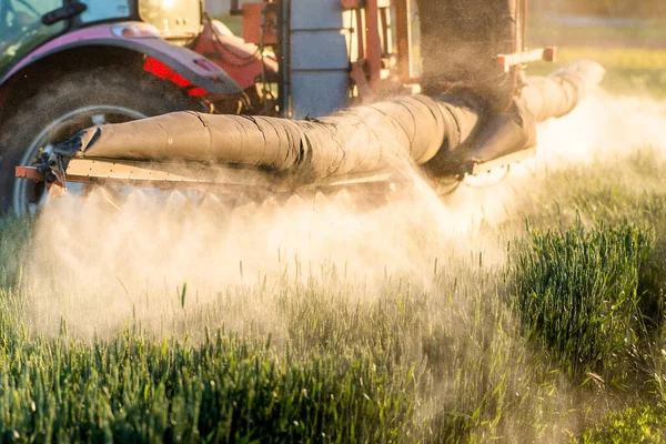 Trattore Spruzzo Pesticidi Campo Verde — Foto Stock