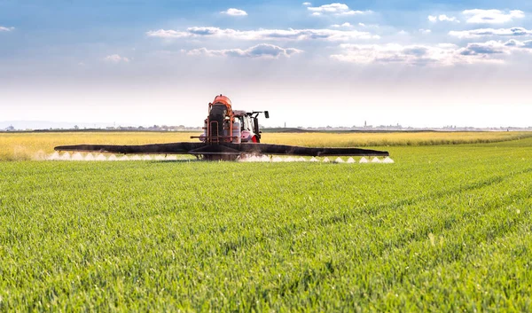 Tractor Rociando Pesticidas Sobre Campo Verde —  Fotos de Stock