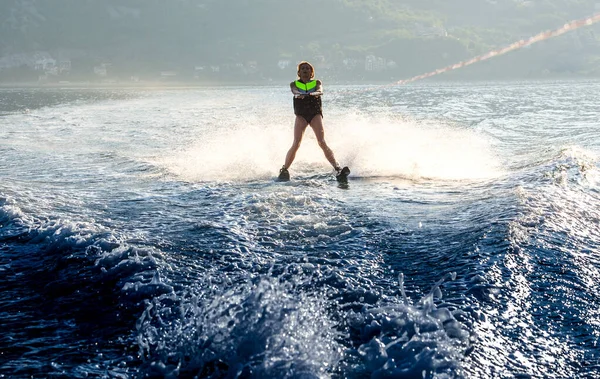 Eine Junge Frau Beim Wasserski Auf Dem Meer — Stockfoto
