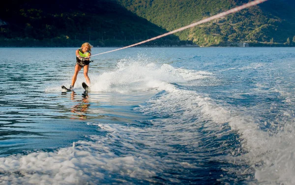 Молодая Женщина Катается Водных Лыжах Морю — стоковое фото